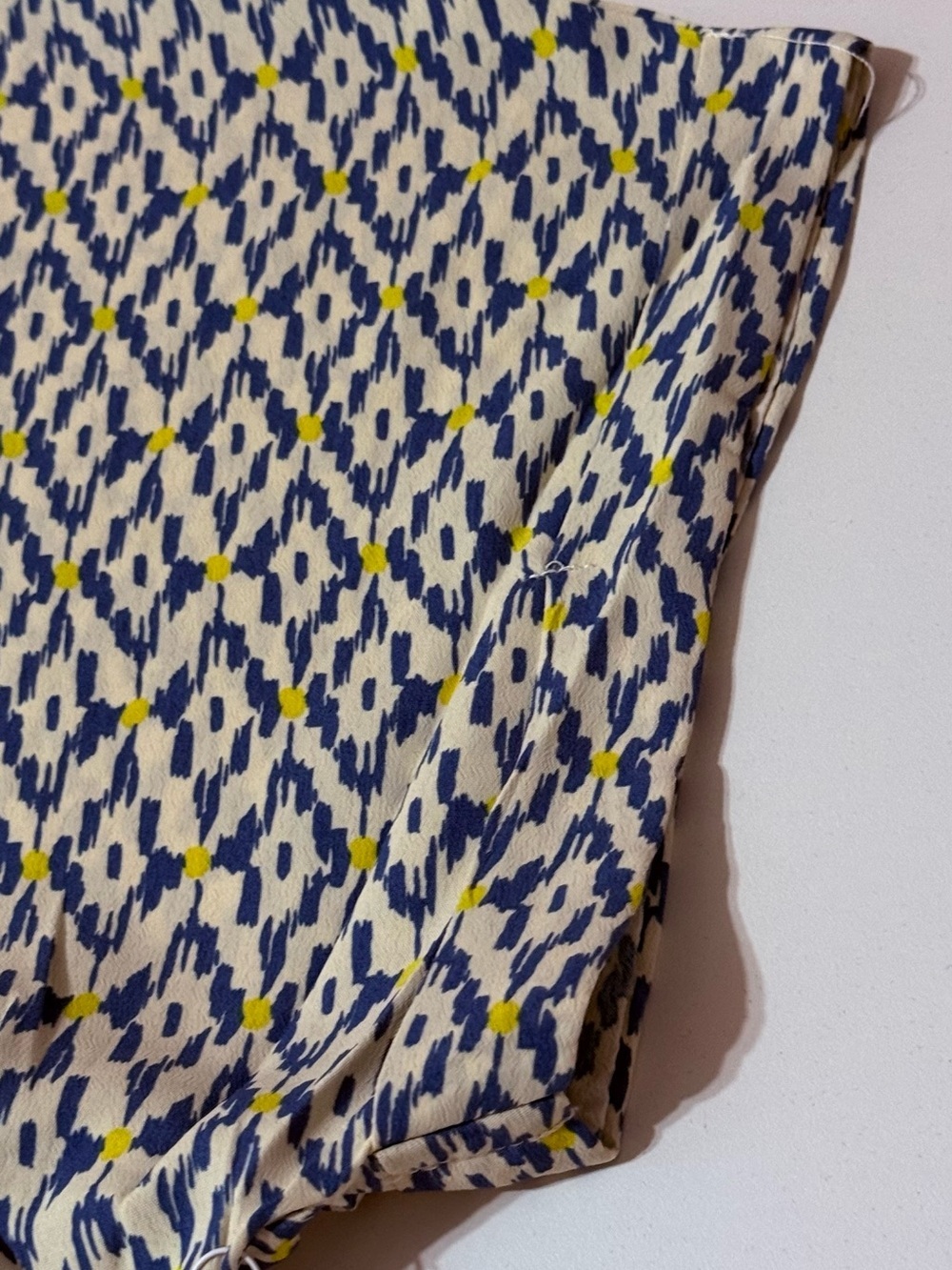 NWT Women's V-Neck Patterned Top in Blue and White - Picture 4 of 5